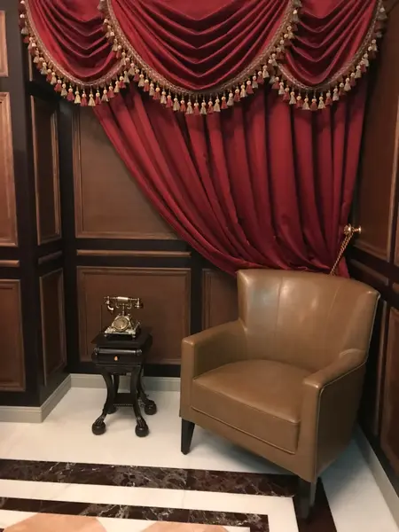 エレベーターホールの椅子がオシャレ