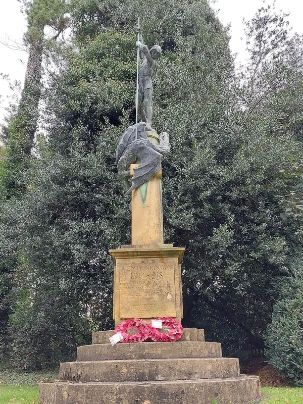 George and the Dragon War Memorial　（聖ジョージとドラゴンの戦没者慰霊碑）