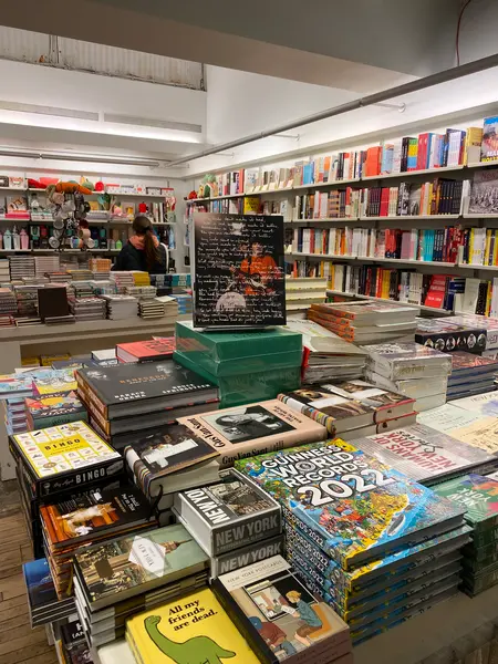 本屋や雑貨店も充実！
