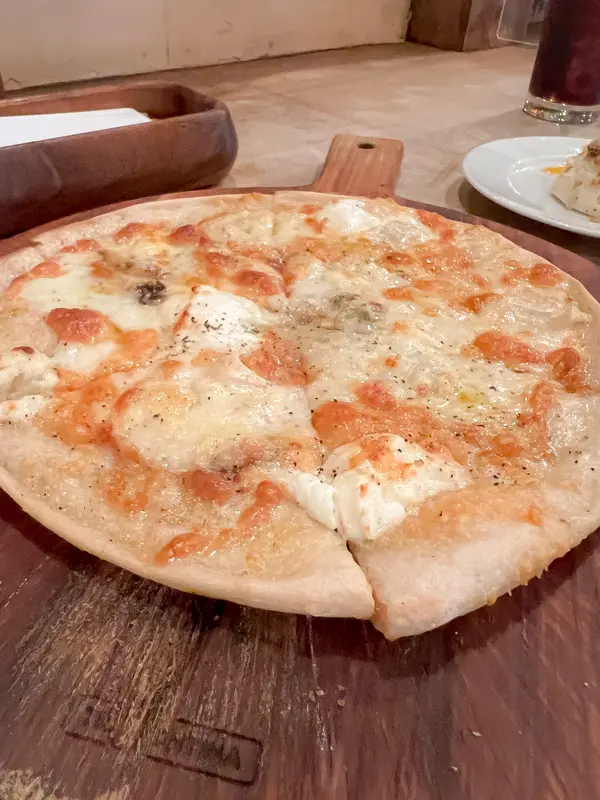 チーズたっぷりのピザ