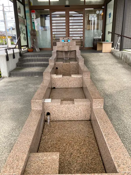 玄関に湧き出ている清水