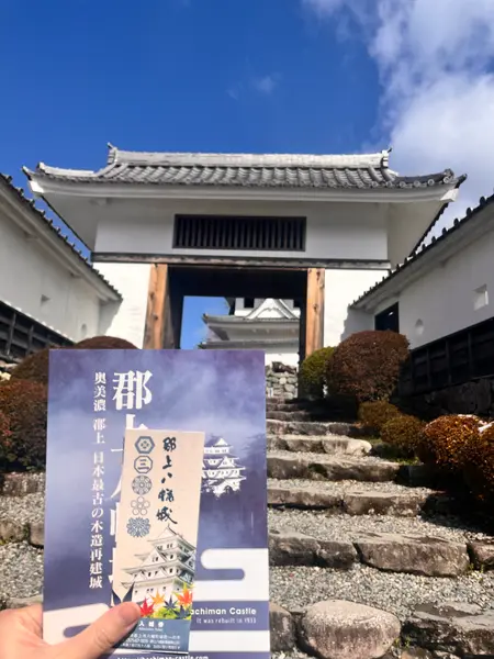 くねくね坂道を登った上に建つ、お城。