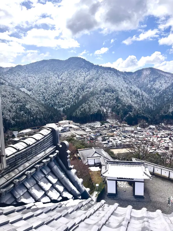 お城からの山、城下町の景色。3月はうっすらと雪景色が……