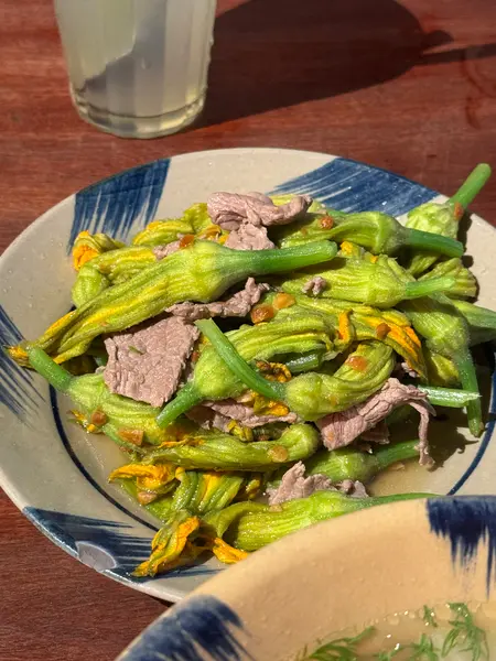 かぼちゃの花と牛肉の炒め物