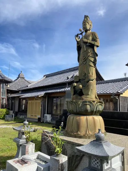 優しいお顔の観音さまにでを合わせます
