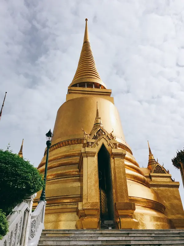 金の仏塔