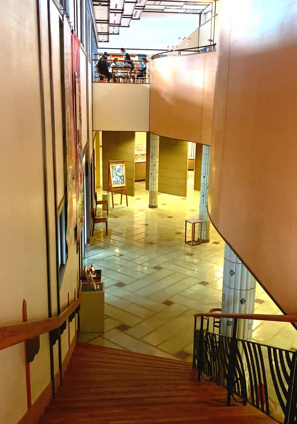 やわらかであたたかなフォルムの館内