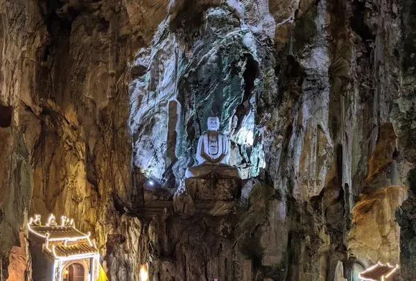 LEDで彩られた謎の洞窟内仏像