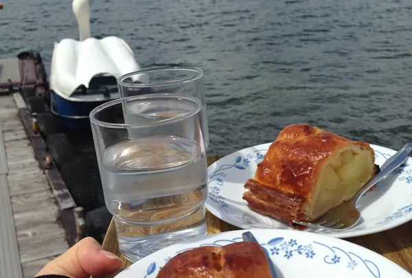 船上でアップルパイを食べる！