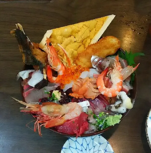 おかもと版の海鮮スペシャル「おかもと丼」