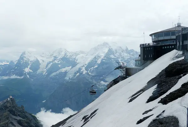 シルトホルンから世界遺産の山々を360℃眺望