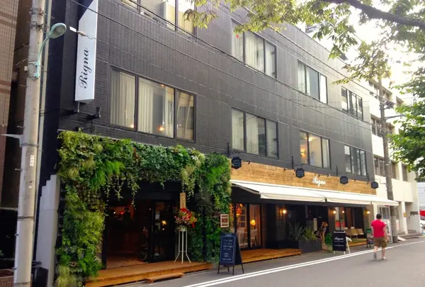 ビル一棟を丸ごとリノベした店内は、なんと総面積約1,000㎡。