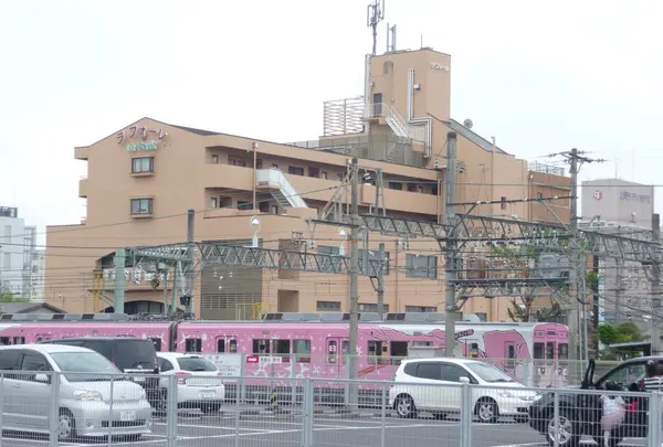 上野市駅に停車する車両