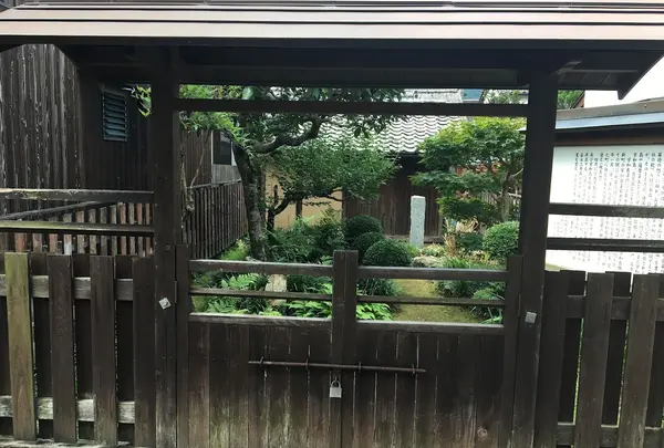 門越しにみえる庭