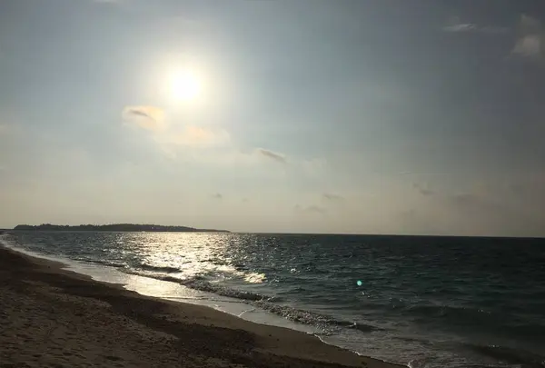日本の渚100選のビーチから見る朝日で、時間が止まる朝