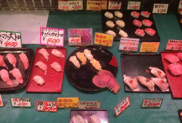 お寿司はこんな感じで売られています３