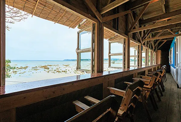沖縄 ビーチ沿いおしゃれランチ カフェ特集 沖縄の青い海を眺めながら絶品グルメ Holiday ホリデー