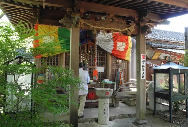 弘法堂は本堂の左側