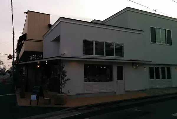 すぐ隣にはカフェも併設「KOBO cafe」