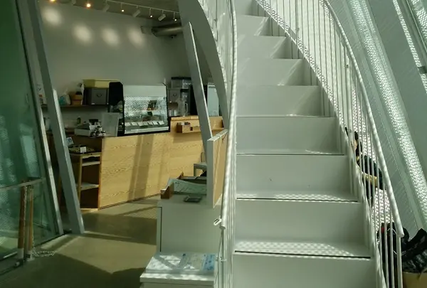 図書館から細くて長いらせん階段を降りるとかカフェが出現！