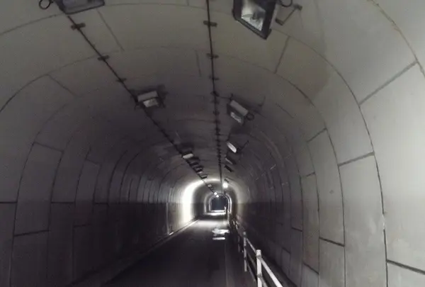 トンネル内部へ