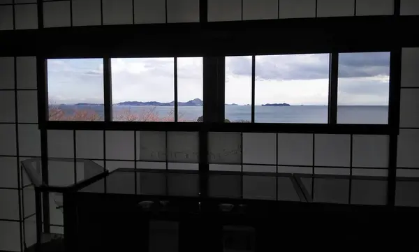 海を望む