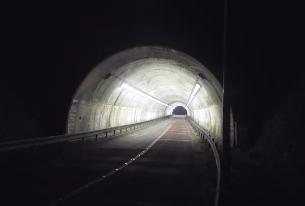 トンネルを抜けて