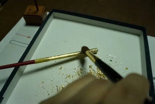 金箔を筆で落とします