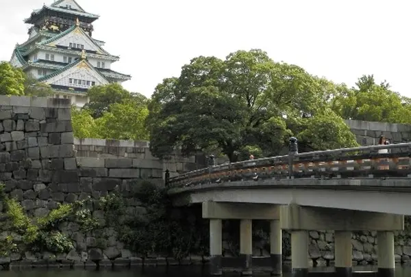 他の城に比べて規模が桁違いにデカい大阪城の石垣は、大名たちの競争心の賜物です！