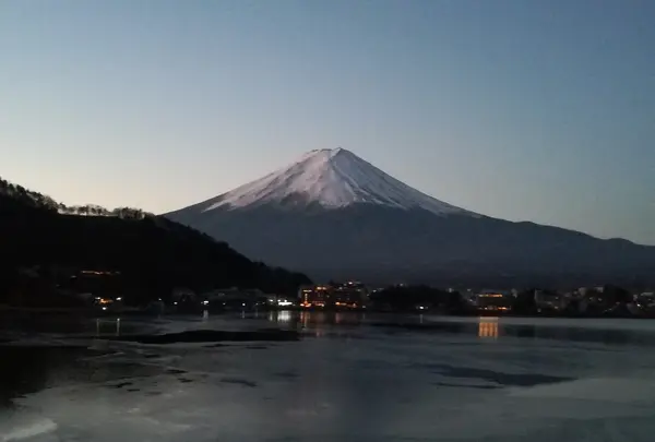 朝の富士山は神々しい