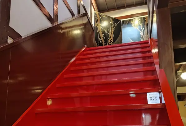 真っ赤な漆塗りの階段