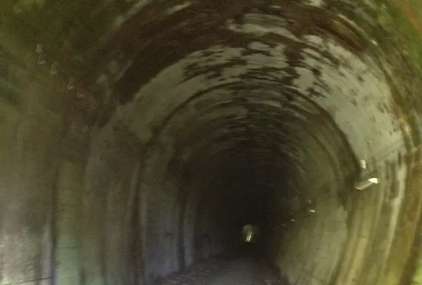 トンネルの先には、、