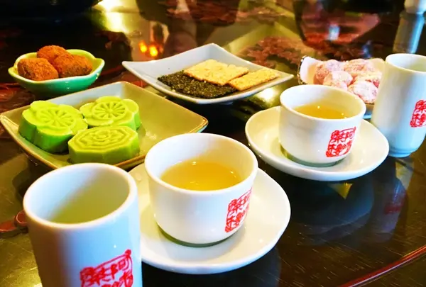 台湾ウーロン茶とお茶菓子