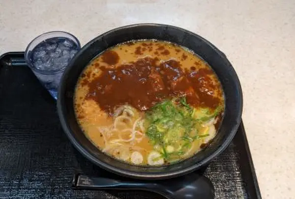トンカツをトッピングのカツカレー醬油ラーメン