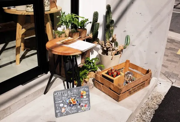 可愛い看板と植物