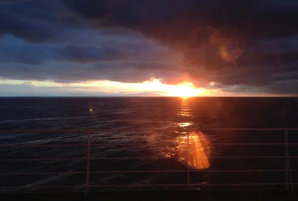 船からの日の出