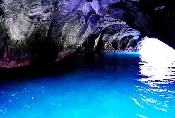 息をのむ美しさ青の洞窟にうっとり
