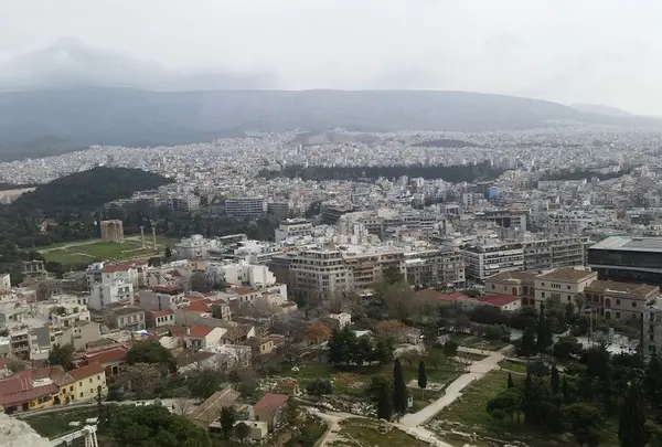 アクロポリス遺跡からアテネ市街を眺める