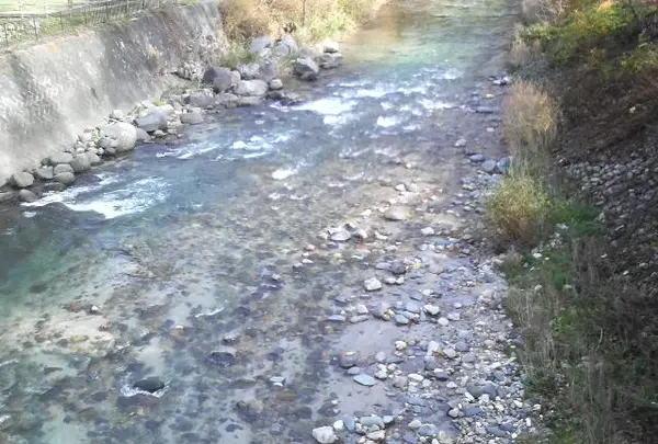 川の水も綺麗