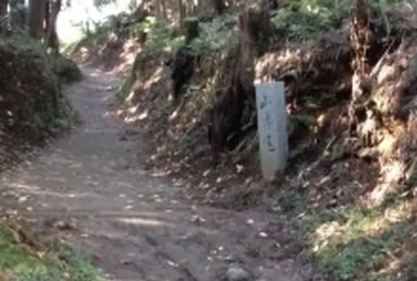小林秀雄の石碑「山辺道」