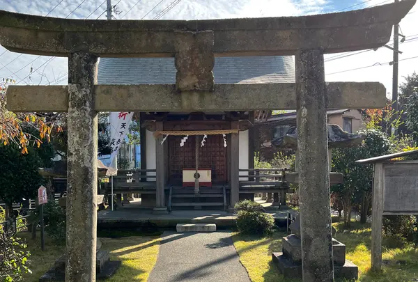 三ツ石神社の石樋