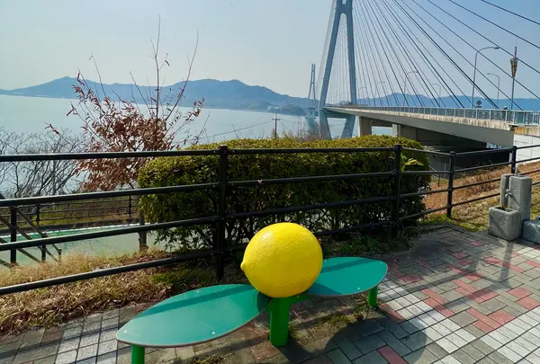 レモンのベンチ（多々羅大橋）