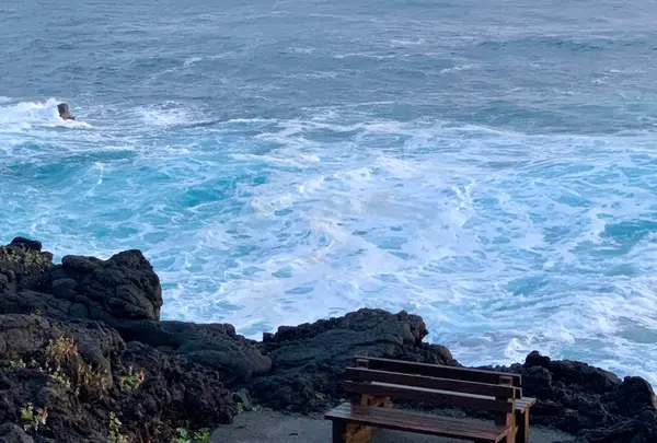 海辺のベンチ