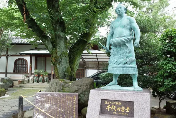 千代の富士銅像