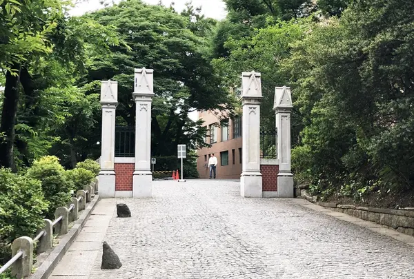 幻の門（旧慶應義塾大学正門）