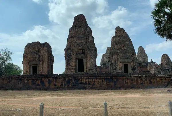 Prae Roup Temple