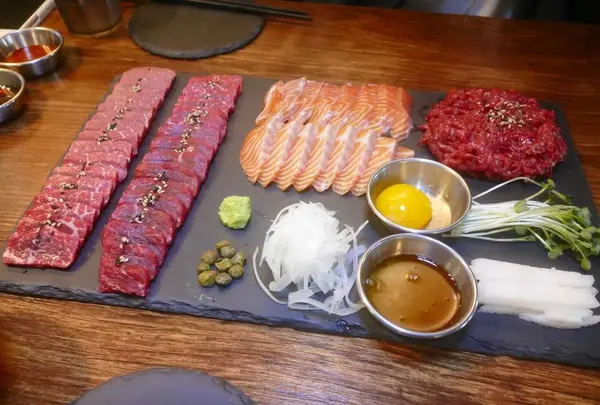 육회먹은연어 논현점