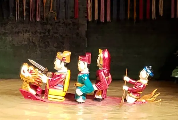 ロンヴァン水上人形劇場　The Golden Dragon Water Puppet Theater