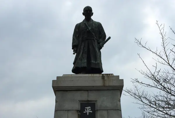平野 二郎國臣の銅像