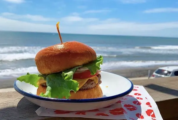 完璧 ハンバーガー かわいい ビーチ 海 映え 奇抜